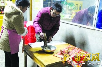 李森林昨天和妈妈一起贴春联。