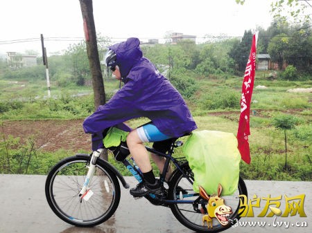 骑行途中恰好是南方雨季，王敏只得冒雨骑行。