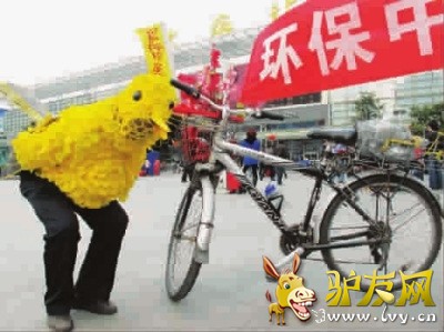 南京“鸟爷”曹连安在铁路上海站南广场上呼吁人们环保出行