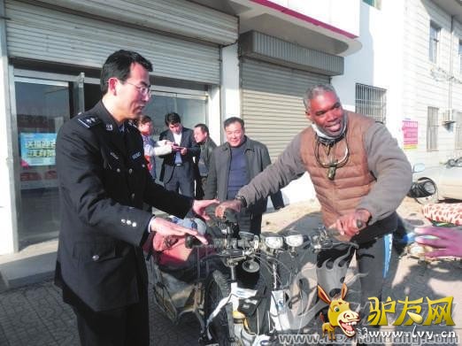 庆云：老外骑行落难幸得民警相助